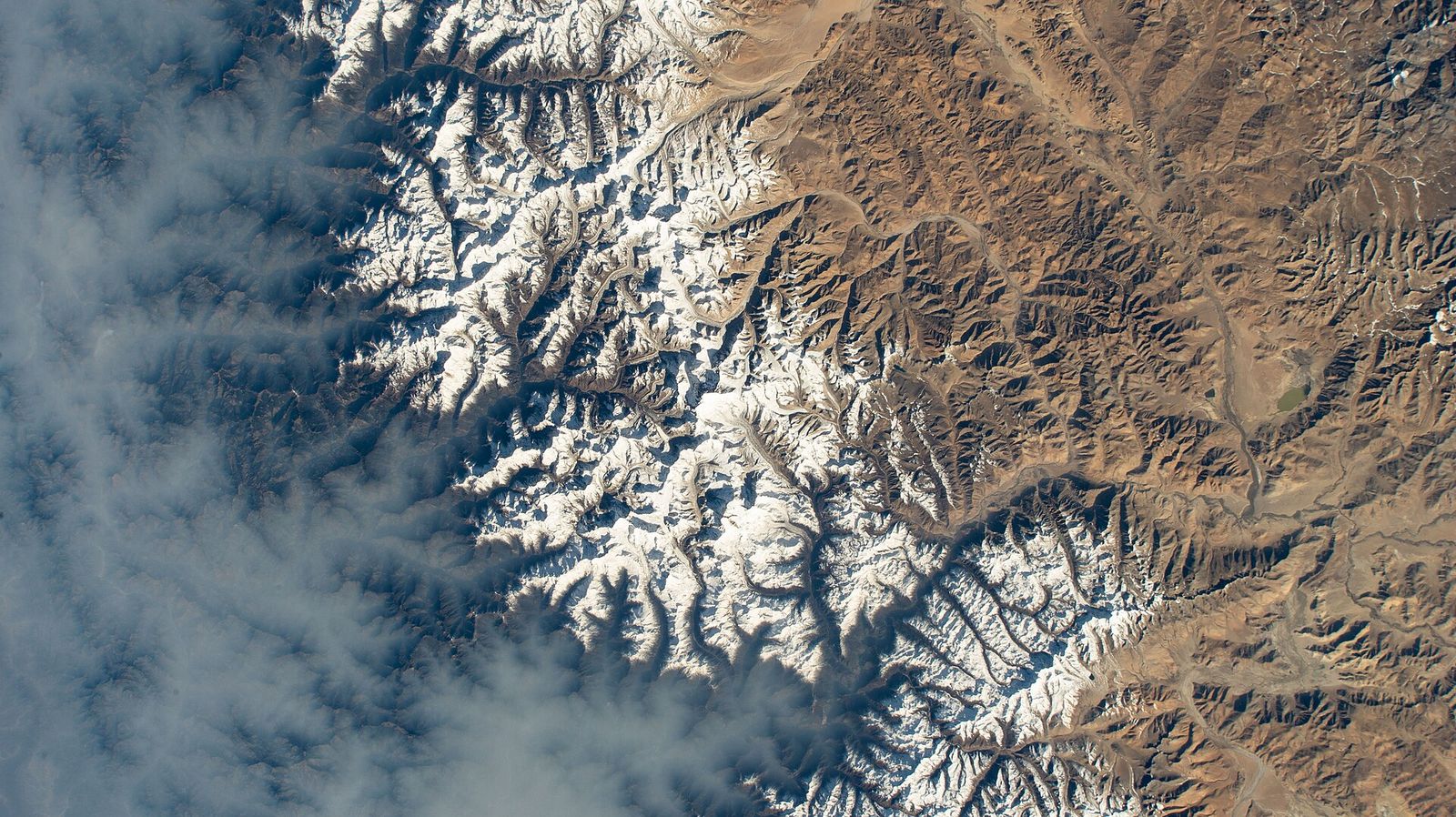 Everest and its range, late morning